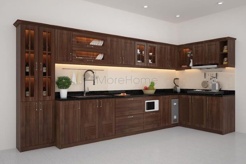 Mẫu thiết kế tủ bếp gỗ óc chó chữ L được nhiều khách hàng lựa chọn với đặc tính vân gỗ sang trọng, không bị cong vênh, chịu nước tốt, bền với thời gian.