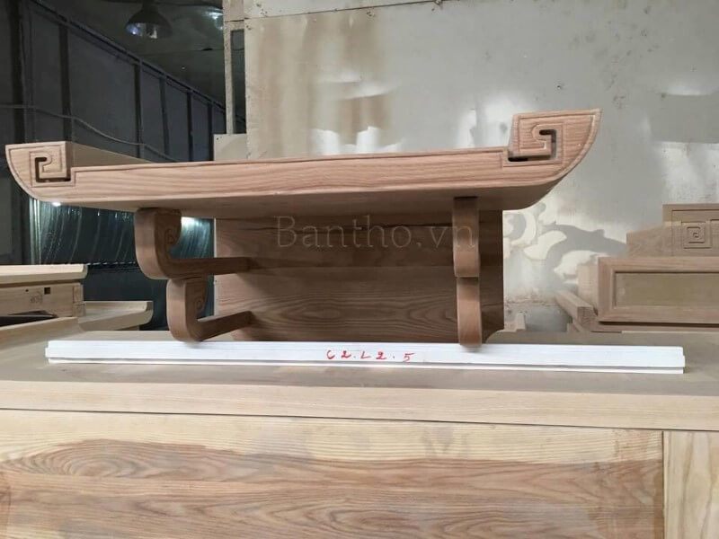 Mẫu bàn thờ treo tường gỗ óc chó tự nhiên này được sản xuất theo kích thước phong thủy đa dạng, đáp ứng nhu cầu sử dụng cho gia chủ các căn hộ chung cư nhỏ, trung bình