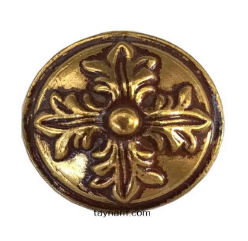 Tay nắm cổ điển màu đồng mang lại sự sang trọng và quyền quý cho không gian thiết kế thẩm mỹ.