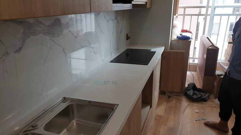 Đá ốp bàn bếp là một sự lựa chọn hoàn hảo với những ưu điểm đẹp sang trọng, mịn màng giúp các mẹ có thể lau chùi dễ dàng hơn và cung cấp sự tiện nghi.