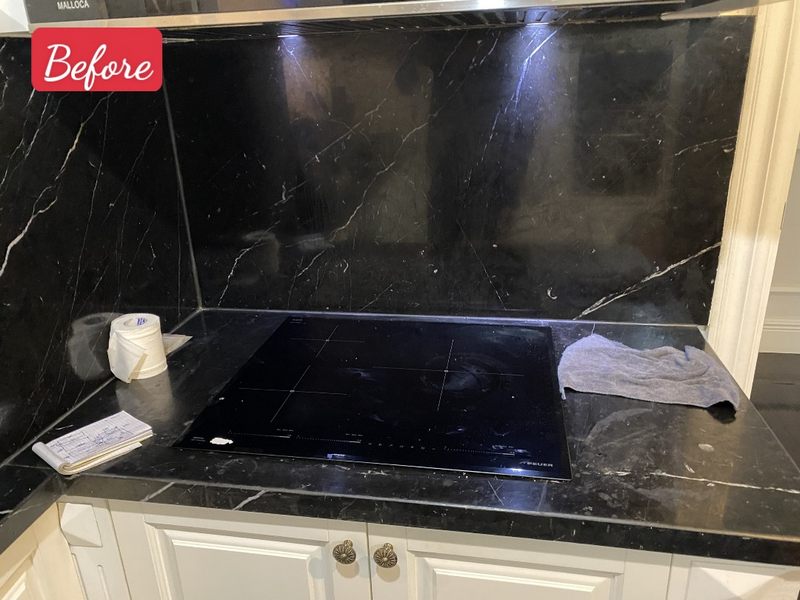 Đá ốp bàn bếp màu đen kết hợp vân mang đến sự sang trọng, cảm giác sạch sẽ, thoải mái khi bước chân vào căn phòng.