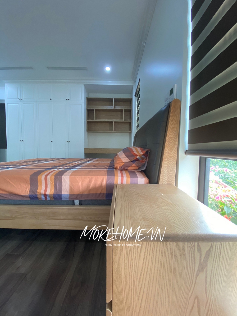 Tủ quần áo 5 cánh gỗ tự nhiên sơn trắng âm tường hiện đại tận dụng tối đa để sắp xếp cất trữ đồ đạc gọn gàng ngăn nắp thẩm mỹ cao